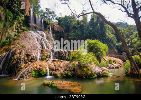 Dai Yem Wasserfall. Dies ist ein schöner Wasserfall im Moc Chau, Son La Provinz, Vietnam Stockfoto