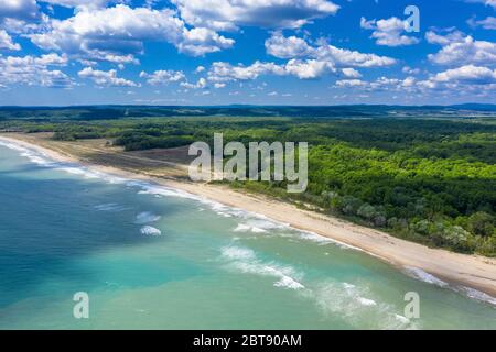 Luftaufnahme der Drohne zum schönen Strand Kamchia, Bulgarien Stockfoto