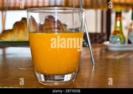 Dieses einzigartige Foto der super leckere frische Orangensaft in einem Glas auf einem Holztisch! Das Bild wurde in thailand aufgenommen Stockfoto