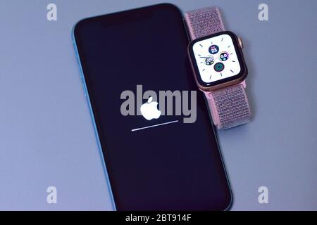 Apple iPhone während iOS-Update. Neue Apple Watch & iPhone OS Releases werden jedes Jahr weit verfolgt Stockfoto