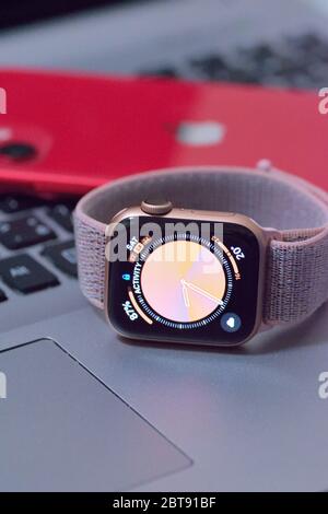 Apple Watch 5 mit iPhone 11 im unscharfen Hintergrund. Neue Apple Watch & iPhone Releases werden weithin verfolgt Veranstaltung jedes Jahr Stockfoto