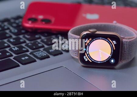 Apple Watch 5 mit iPhone 11 im unscharfen Hintergrund. Neue Apple Watch & iPhone Releases werden weithin verfolgt Veranstaltung jedes Jahr Stockfoto