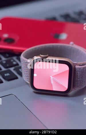 Apple Watch 5 mit iPhone 11 im unscharfen Hintergrund. Neue Apple Watch & iPhone Releases werden weithin verfolgt Veranstaltung jedes Jahr Stockfoto
