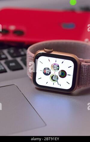 Apple Watch 5 mit iPhone 11 im unscharfen Hintergrund. Neue Apple Watch & iPhone Releases werden weithin verfolgt Veranstaltung jedes Jahr Stockfoto
