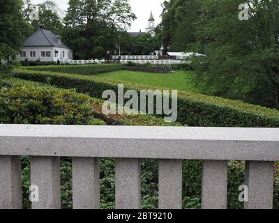 Mauer und Gebäude am Frogner Park in der europäischen Stadt Oslo in Norwegen mit bewölktem Himmel im Jahr 2019 kalten Sommertag am Juli. Stockfoto