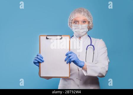 Medizinische Mitarbeiter in chirurgischen sterilen Schutzkleidung mit blanker Plakette Stockfoto