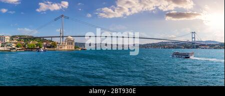 Die Bosporus-Brücke oder das Panorama der Märtyrerbrücke vom 15. Juli, Istanbul, Türkei Stockfoto