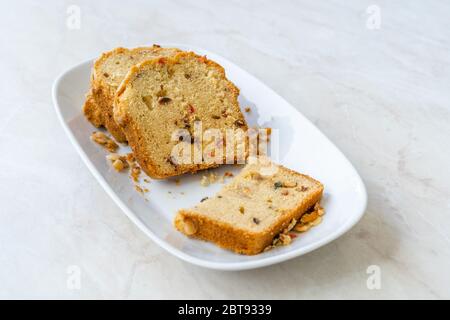 Türkischer Stil hausgemachte fruchtig getrocknete Kuchen mit Haselnuss-Scheiben / Pound Cake mit trockenen Früchten. Bereit zum Essen. Stockfoto