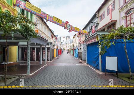 Mai 2020. COVID-19-Virus hat großen Einfluss auf die Weltwirtschaft, hier ist eine leere Straßenszene in Chinatown kaum mit Menschen, Singapur. Stockfoto