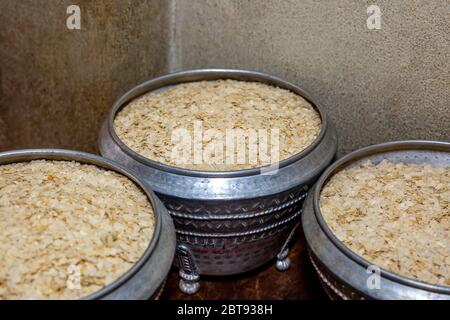 Abgeflachte Reis in Töpfen, geschlagene Reis-Nahrung von Südostasien, Chiura Beliebte Nahrung von Asien.Selektive Fokus Stockfoto