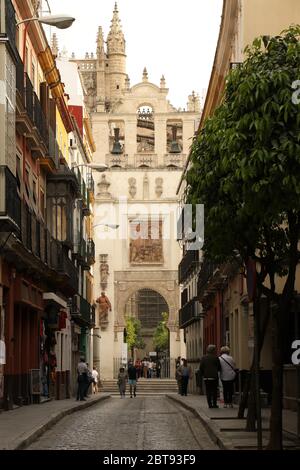 Kathedrale von Sevilla und Puerta del Perdon y Patio de los Naranjos Stockfoto