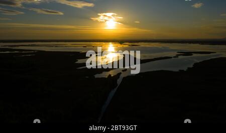 Sonnenuntergang auf dem Theiß-See. Luftaufnahme von Ungarn. Stockfoto