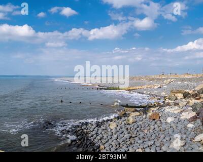 Kiesstrand Strandszene in Westward Ho in North Devon, England. Keine Leute. Stockfoto