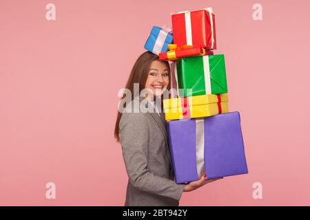 So viele Geschenke! Porträt der glücklichen freudigen Frau hält viele verpackte Boxen und lächelt aufgeregt an der Kamera, genießen Mount von Boni und Geschenke. In Stockfoto