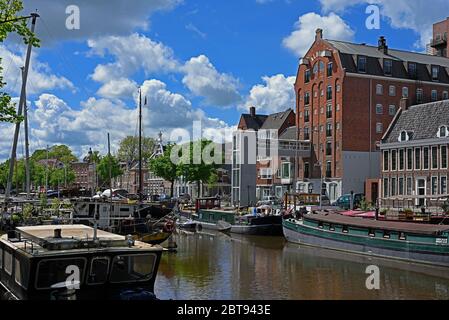 groningen, niederlande - 2020-05-20: Eine große Anzahl von Hausbooten auf dem historischen Kanal Noorderhaven Stockfoto