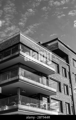 Balkone an der Ecke eines neu erbauten Apartmentkomplexes. Stockfoto
