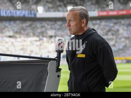 Borussia Park Mönchengladbach Deutschland, Fußball: Bundesliga-Spieltag 27, Borussia Mönchengladbach (BMG, weiß) gegen Bayer 04 Leverkusen (B04, rot) 1:3 – Stellvertretender Manager Frank Geideck (BMG) im Interview. Aufgrund der Corona-Virus-Pandemie werden alle deutschen Ligaspiele in leeren Stadien ohne Unterstützer gespielt. Foto: Maik Hölter/team2sportphoto/Pool/via Kolvenbach nur für redaktionelle Verwendung! Die DFL-Bestimmungen verbieten die Verwendung von Fotos als Bildsequenzen und/oder quasi-Video. Stockfoto