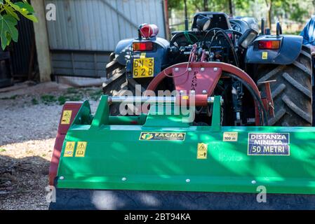 terni, italien Mai 24 2020:Traktor und Feldhäcksler New holland sticht aus der Garage und ist bereit für die Arbeit Stockfoto