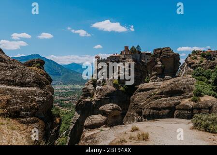 Großes Kloster Varlaam auf dem hohen Felsen in Meteora, Thessalien, Griechenland Stockfoto