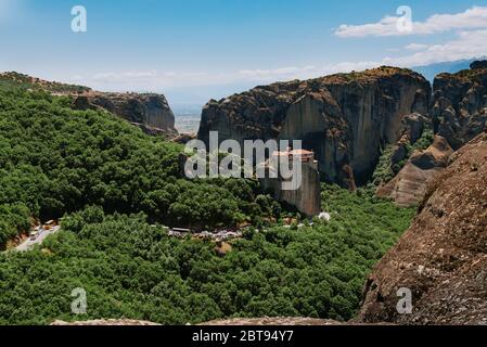 Großes Kloster Varlaam auf dem hohen Felsen in Meteora, Thessalien, Griechenland Stockfoto