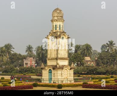 Murshidabad, Westbengalen/Indien - Januar 15 2018: Der Murshidabad Uhrenturm alias Ghari Ghar in den Gärten des Nizamat Imambara. Stockfoto