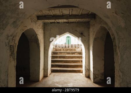 Murshidabad, Westbengalen/Indien - Januar 15 2018: Die elegante Symmetrie der Bögen, Treppen und architektonischen Details in einer alten Moschee. Stockfoto