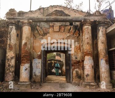 Murshidabad, Westbengalen/Indien - Januar 15 2018: Die alten, bröckelnden Ruinen eines alten steinernen Tores auf den Straßen von Murshidabad. Stockfoto