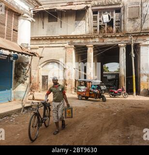 Murshidabad, Westbengalen/Indien - Januar 17 2018: Ein Mann spaziert mit dem Fahrrad im alten Netaji-Marktkomplex in der Altstadt von Murshidabad. Stockfoto