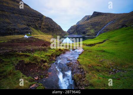 See und eine kleine weiße Kirche in Saksun auf den Färöer Inseln, Dänemark. Stockfoto