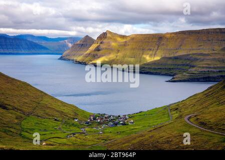 Panorama der Berge rund um das Dorf Funningur auf den Färöer Inseln Stockfoto