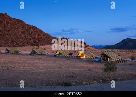 Abend in kleinen Chalets einer Wüstenhütte in der Nähe von Sossusvlei in Namibia Stockfoto