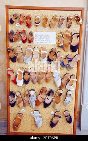 Abarques, typische Schuhe von Menorca. Mahon, Menorca, Balearen, Spanien. Stockfoto