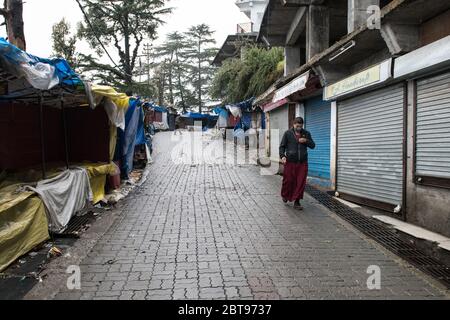 Tibetische Mönche tragen Schutzmasken und soziale Distanzierung als Vorsichtsmaßnahme, um die Ausbreitung des Coronavirus COVID 19 zu verhindern. Dharamshala, Indien. Stockfoto