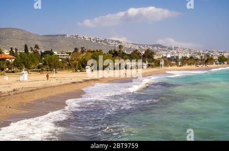 Athens, Attica / Griechenland - 2018/04/01: Panoramablick auf Piräus Yachthafen Touristenviertel mit Votsalakia und Riviera Strand am Saronischen Golf von Aege Stockfoto