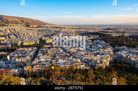 Athens, Attica / Greece - 2018/04/02: Panorama-Sonnenuntergang-Ansicht von Athen mit Panathenaic Stadium und Piräus am Saronischen Golf der Ägäis im Hintergrund Stockfoto