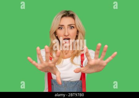 Nein, ich fürchte mich! Porträt von erschrockenen Erwachsenen Frau in Overalls Panik und Gestik stoppen, suchen ausgeflippt, Angst vor Schrecken, Phobie. In Stockfoto