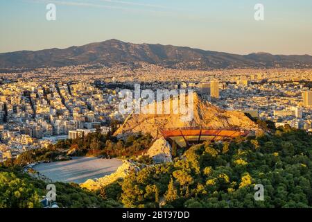 Athen, Attica / Griechenland - 2018/04/02: Panorama-Sonnenuntergang-Ansicht des metropolitanen Athen mit Lycabettus-Theater vom Lycabettus-Hügel aus gesehen Stockfoto