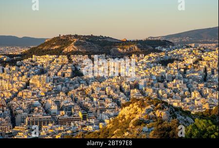 Athens, Attica / Greece - 2018/04/02: Panorama-Sonnenuntergang-Ansicht des Metropoliten Athen mit nördlichen Wohnvierteln vom Lycabettus-Hügel aus gesehen Stockfoto