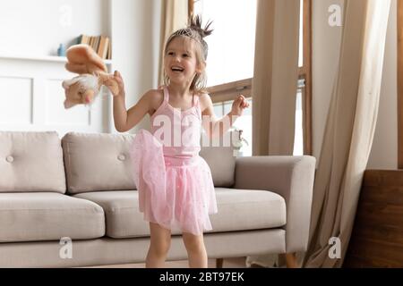 Portrait Lachen niedliches kleines Mädchen trägt Prinzessin Kleid und Diadem Stockfoto