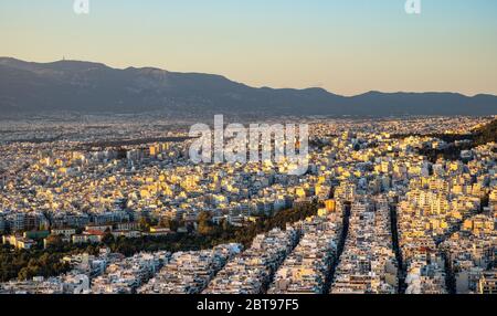 Athens, Attica / Greece - 2018/04/02: Panorama-Sonnenuntergang-Ansicht des Metropoliten Athen mit nördlichen Wohnvierteln vom Lycabettus-Hügel aus gesehen Stockfoto