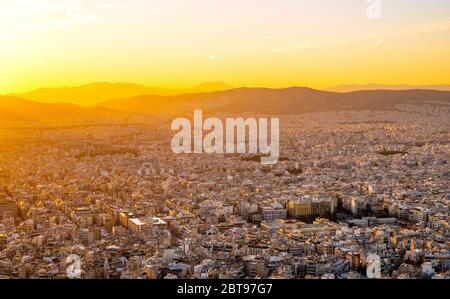 Athens, Attica / Greece - 2018/04/02: Panorama-Sonnenuntergang-Ansicht des Metropoliten Athen mit dem Berg Aigaleo im Hintergrund vom Lycabettus-Hügel aus gesehen Stockfoto