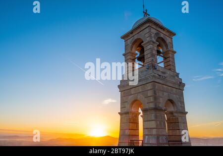 Athens, Attica / Greece - 2018/04/02: Sonnenuntergang Blick auf den Glockenturm der St. George Kapelle auf dem Berg Lycabettus, Lycabettus Hügel, in historischen Kolonaki Stockfoto