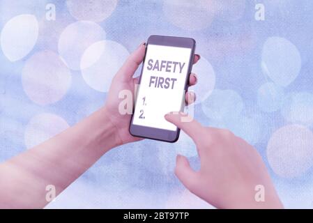 Sicherheit von Handschriftertext. Konzeptionelles Foto sagt früher, dass das Wichtigste darin besteht, sicher zu sein Stockfoto