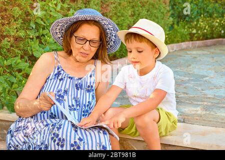 Junge studieren mit Tutor. Home Schooling Konzept. Großmutter mit grandon. Konzept für Privatunterricht. Vorschulkinder mit Klassen bei Großmutter. Glücklich Stockfoto