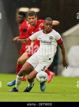 München, Deutschland. 23. Mai 2020. firo, Fußball: 23.05.2020 1.Bundesliga, Saison 19/20 2019/2020 27. Spieltag: FC BAYERN MÜNCHEN - EINTRACHT FRANKFURT 5: 2 Duelle, Thomas MÜLLER, FCB 25 gegen Gelson FERNANDES, FRA 5 Quelle: dpa/Alamy Live News Stockfoto