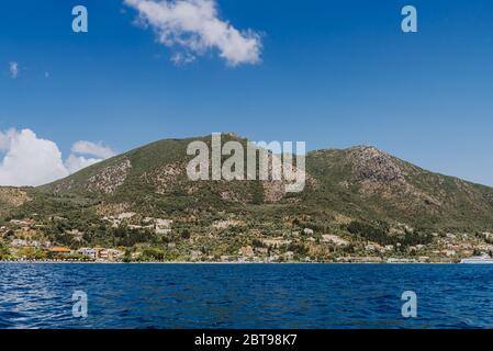 Griechische Insel vom Meer aus gesehen. Wunderschöne Meereslandschaften auf der Insel in Griechenland. In der Ferne liegt die berühmte Insel Scorpios, von der linken Seite die Insel Lefkada und von rechts ein Teil der wunderschönen Insel Meganisi Stockfoto