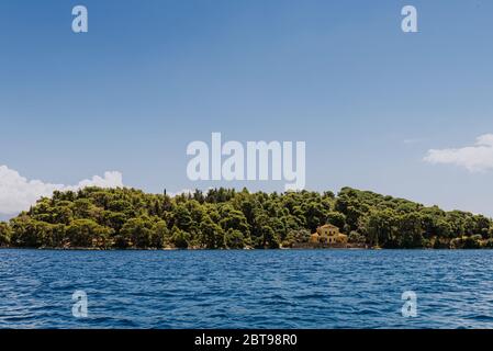 Griechische Insel vom Meer aus gesehen. Wunderschöne Meereslandschaften auf der Insel in Griechenland. In der Ferne liegt die berühmte Insel Scorpios, von der linken Seite die Insel Lefkada und von rechts ein Teil der wunderschönen Insel Meganisi Stockfoto