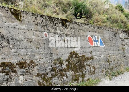 Wanderzeichen auf einer Wand am Anfang einer Route in den Bergen gemalt. Stockfoto
