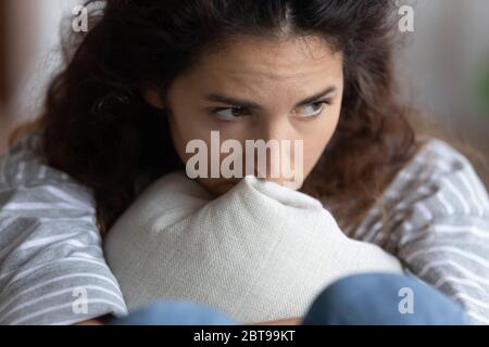 Nahaufnahme unglücklich depressive Frau, die über Probleme, umarmen Kissen Stockfoto