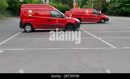 24. Mai 2020 - England, UK: Red Royal Mail Vans parkt im Parkplatz Stockfoto